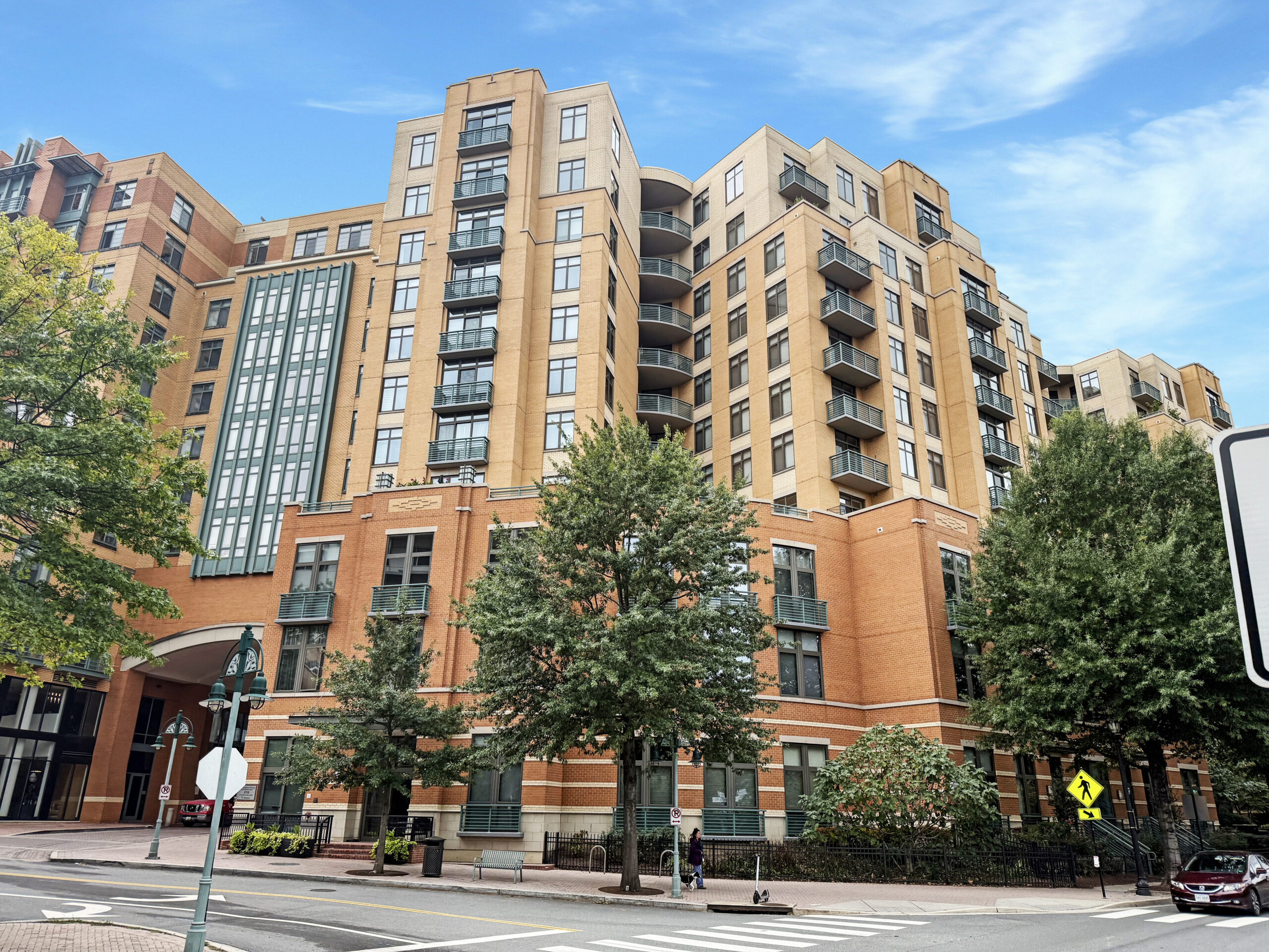 Home 1400 | Arlington | Shirlington Village